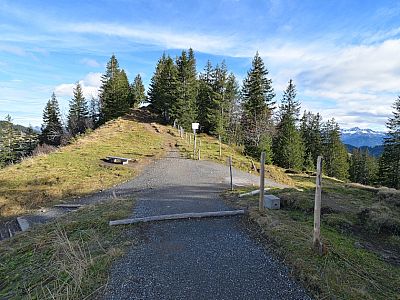 Im Sattel wandern wir geradeaus weiter ...