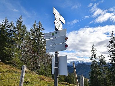 ... und folgen dem Wegweiser zum Steinhaufen.