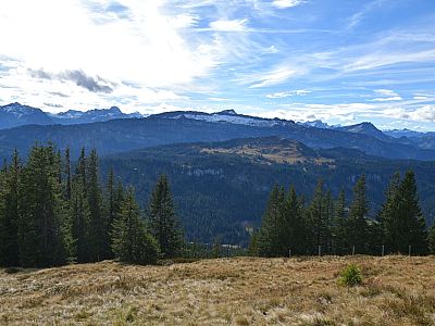 Im Süden ist schön die Silhouette des Hohen Ifen zu sehen