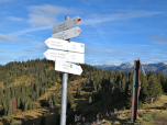 Der endgültige Anstieg erfolgt nach Süden, am Steinhaufen vorbei