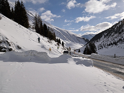 Der Parkplatz an der Sellrainstraße L13 befindet sich von Osten kommend...