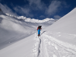 Vor uns die steil abfallenden Wände des Mitterzeigerkogels (2628 m)