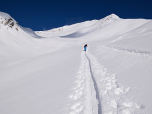 Vor uns wird im Norden der Kreuzjochkogel sichtbar