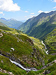 Wasserfall und unten der Alpeiner Bach