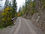 ...über einen breiten Forstweg...