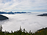 Der Tegernsee versteckt sich unter dichtem Nebel, ...