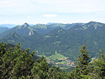 Blick über Kreuth zu Buchstein und Leonhardstein