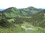 Unten der Röthensteiner See, dahinter Setzberg und Wallberg