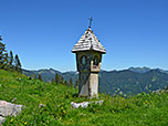 Dieses Denkmal errinnert an Lawinenopfer aus den 1950er Jahren