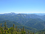 Links im Bild zeigt sich der Guffert, rechts im Hintergrund das Karwendel