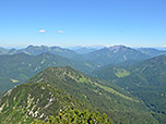 Mittig im Hintergrund zeigt sich das Kaisergebirge, rechts das Hintere Sonnwendjoch