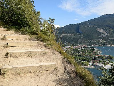 Der Aufstieg erfolgt über zahlreiche Stufen