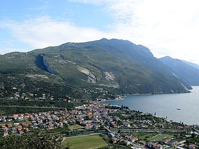 Torbole, dahinter der Monte Baldo