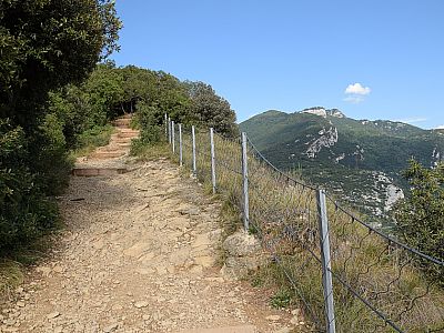 Etwas flacher steigen wir an der Hangkante weiter auf