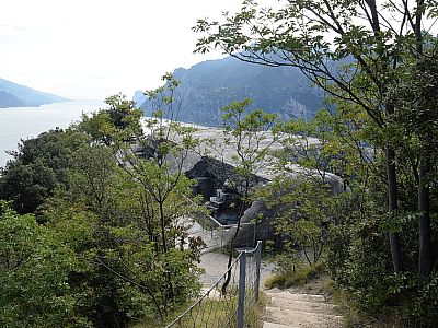 Der Blick zurück auf die Ostseite der Mittelbatterie