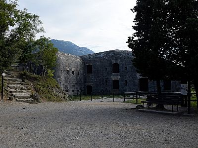 Die Mittelbatterie von der Straße aus gesehen