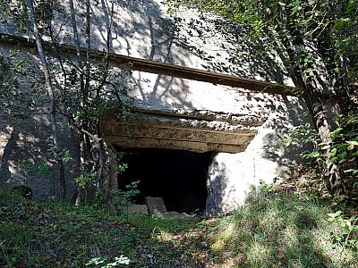 Wieder passieren wir eine Bunkeranlage