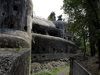 Wir spazieren an der Ostseite der Bunkeranlage vorbei