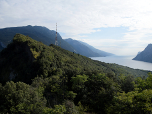 Der Blick zurück zum Gipfel des Monte Brione
