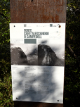 Informationstafel zur Nordbatterie (it. Forte Sant Alessandro)