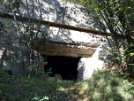 Wieder passieren wir eine Bunkeranlage