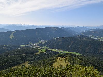 Der Ausblick nach Südwesten auf Rossbrand und Filzmoos