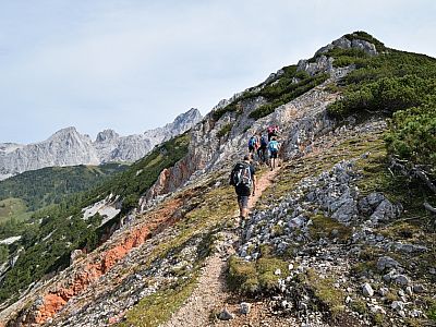 Nach Nordwesten fällt der Rötelstein steil ab