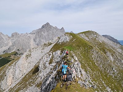 Hinter dem Gipfel des Rötelsteins taucht der Torspitz auf