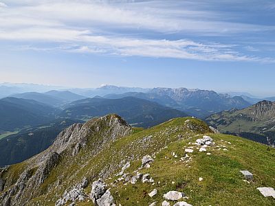 Hinter dem Aufstiegsgrat das Tennengebirge