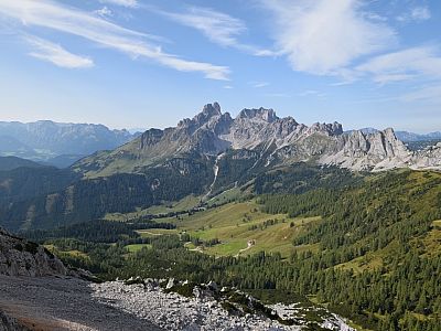 Unterhalb vom Gosaukamm die Oberhofalmen und weiter vorn die Sulzenalmen 