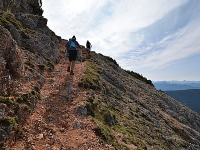 Über den typisch roten Kies steigen wir höher auf
