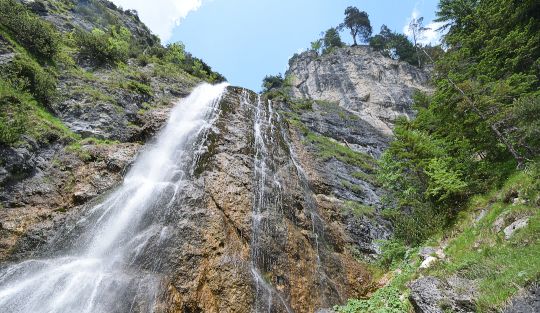 Vorbei am Dalfazer Wasserfall zur Erfurter Hütte