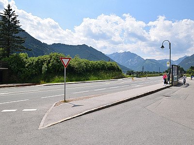 An der Bushaltestelle in Buchau startet unsere Tour