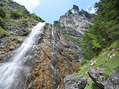 Fast senkrecht stürzen sich die Wassermassen über den Felsen ins Tal