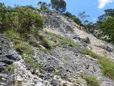 Weiter im C-Gelände führt die Route rechts am Wasserfall entlang