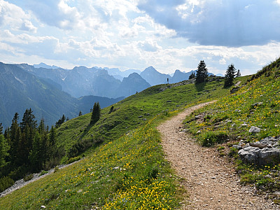 In einem Spiel aus Licht und Schatten zeigen sich die Gipfel des Karwendelgebirges