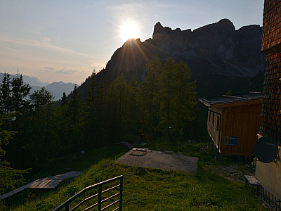 Die Sonne geht hinter dem Dalfazerkamm unter