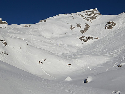 Vor dem Roßkopf führt die Route in einem weiten Bogen nach links