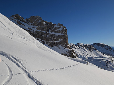 Schön ist links von uns das Gipfelkreuz vom Roßkopf zusehen