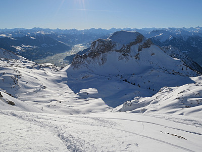Links von der Haidachstellwand zeigt sich das schneefreie Zillertal