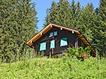 Wir spazieren unterhalb einer Hütte vorbei...