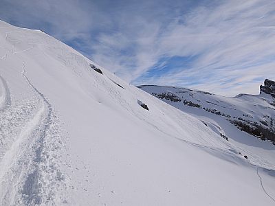 Zahlreiche Abfahrtsspuren im Südhang der Rofanspitze