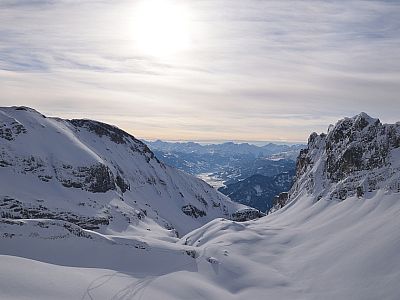 Der Blick am Vorderen Sonnwendjoch vorbei ins Zillertal