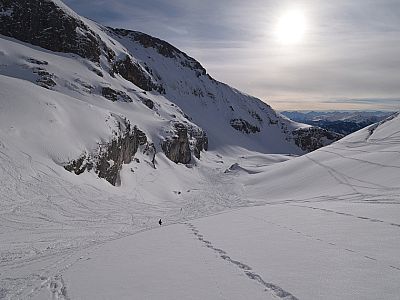 Links unter der Felswand...