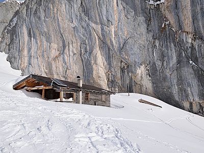 ... befinden sich die eingeschneiten Häuser der Schermsteinalm