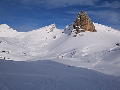Links vom Roßkopf sind bereits einige Abfahrtsspuren im Schnee zu finden