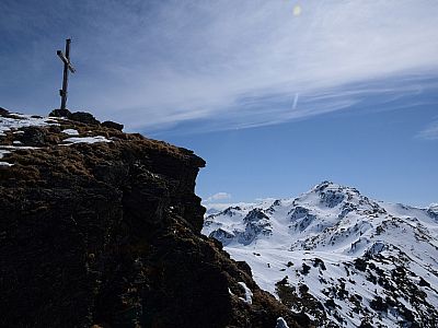 Das felsige Gipfelplateau des Roßkopf