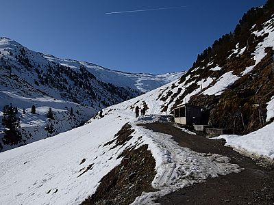 Auf der Wirtschaftsstraße geht es weiter in den Talkessel hinein