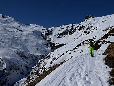 In dem Einschnitt vor uns wechseln wir die Talseite