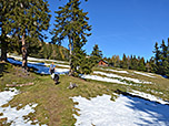 Nach dem Wald steuern wir auf eine Jagdhütte zu